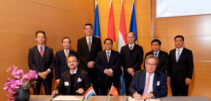 TMG deputy general director for finance Christopher Farwell (left) signed a cooperation agreement with Luxaviation during an event witnessed by Vietnamese Prime Minister Pham Minh Chinh in Luxembourg