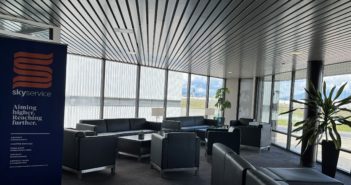 Skyservice™ Vancouver FBO at Vancouver International Airport (YVR) second floor customer lounge. (CNW Group/Skyservice Business Aviation Inc. - Mississauga, ON)