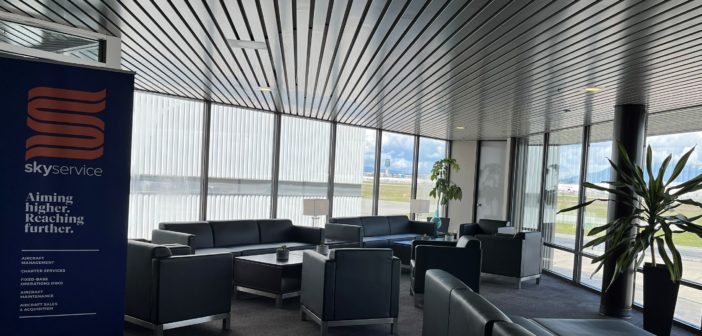Skyservice™ Vancouver FBO at Vancouver International Airport (YVR) second floor customer lounge. (CNW Group/Skyservice Business Aviation Inc. - Mississauga, ON)